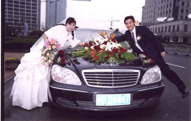 2006年,奚黎斌与妻子的婚车是一辆奔驰。 上海通志馆供图