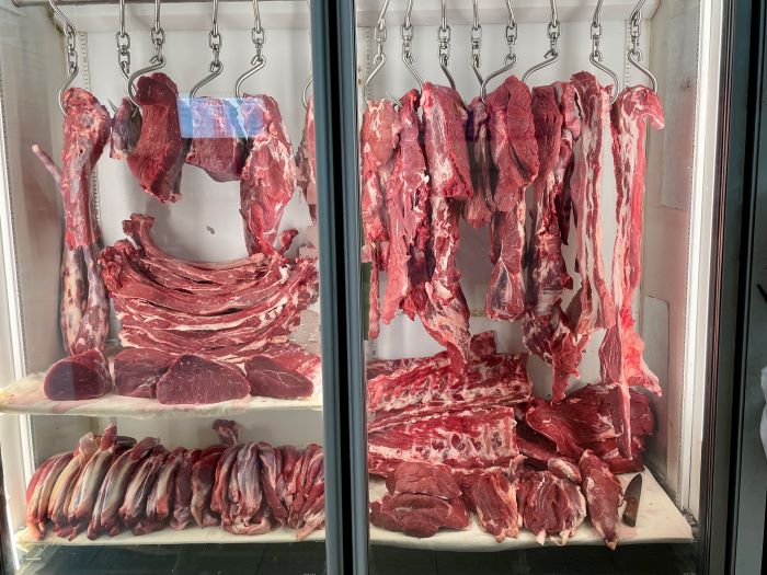 西郊国际内的国产牛肉货柜。摄影/冯小芯
