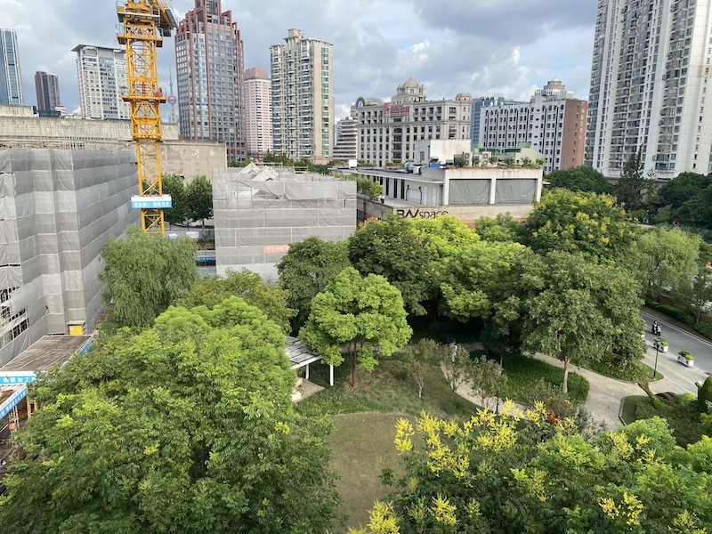 从光二仓库顶层看Fotografiska所在的光三仓库及苏州河(佟鑫拍摄)