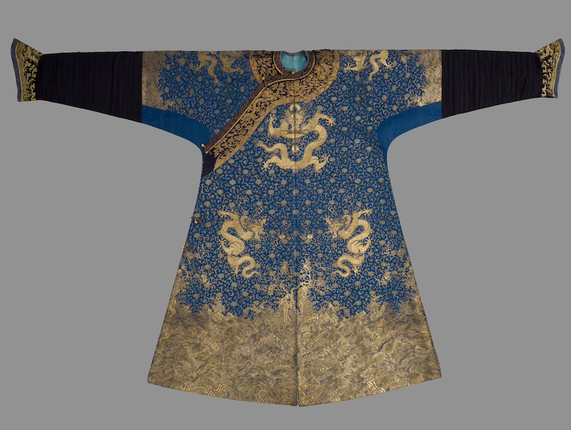 蓝色绸绣金龙纹吉服袍,清乾隆 (1736–1795年) ,香港故宫文化博物馆贺祈思收藏
