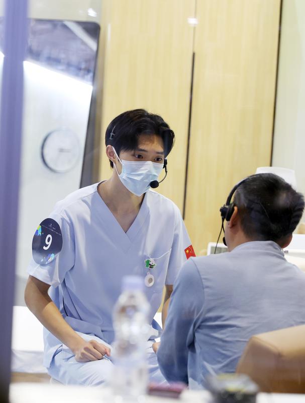 9月24日,闵思达(左)在第48届世界技能大赛健康和社会照护项目比赛中。文内配图均自新华社
