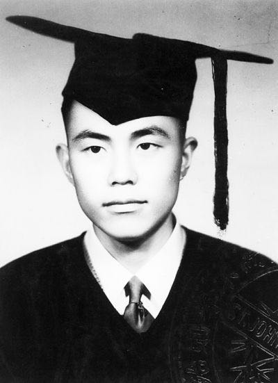 上海解放初:汝信出席圣约翰大学最后一届毕业典礼后,即参加中国人民志愿军九兵团并入朝参战;一九五四年归国。