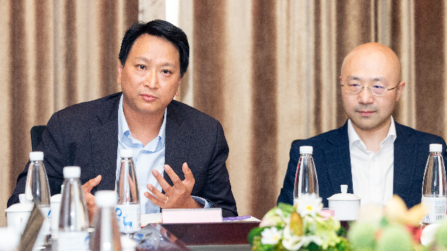 香港中文大学校董邓家彪(左)、香港中文大学法学院院长习超(第一财经吴军/摄)