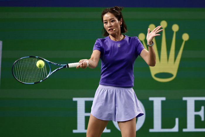 李娜展示底线和网前功力    任玉明摄