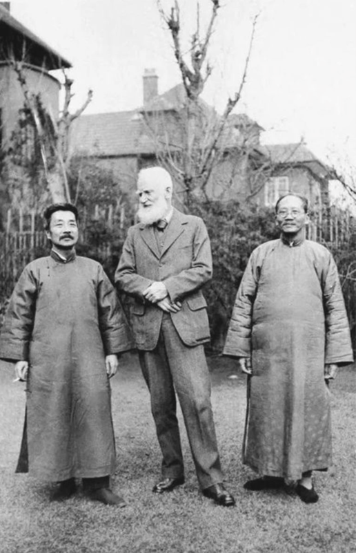 1933年2月,萧伯纳(中)访沪,鲁迅(左)与蔡元培一起接待了他。图片来自上海文学馆网站