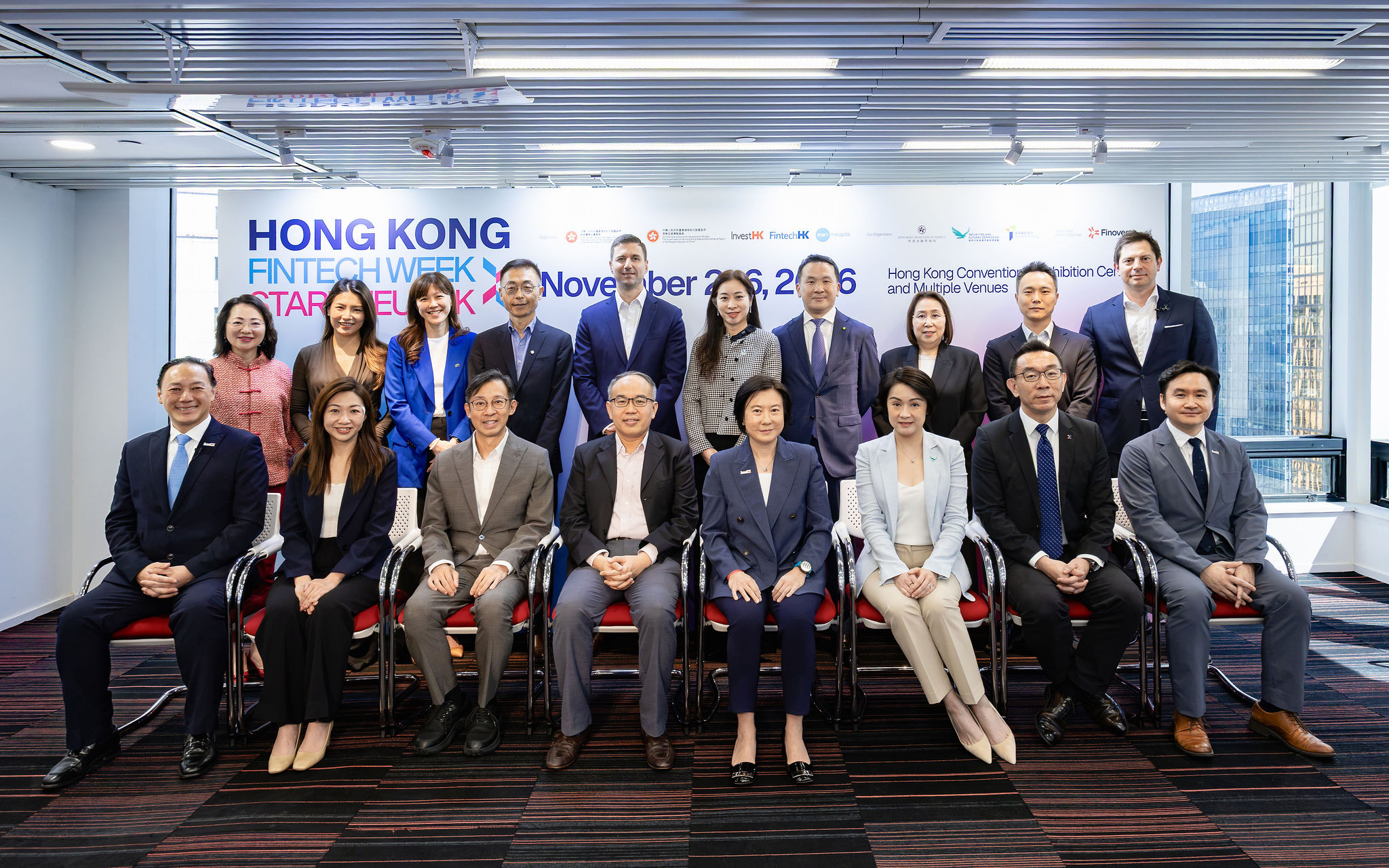 图示(前排左二起)保险业监管局政策及法规部保险科技组主管杨淑敏、香港金融管理局首席金融科技总监周惠强、财经事务及库务局局长许正宇、投资推广署署长刘凯旋、证券及期货事务监察委员会中介机构部总监兼金融科技组主管黄乐欣及香港交易及结算所有限公司集团首席科技总监徐庆强,以及(后排左起)蚂蚁数字科技资深顾问陈婉真、华夏基金(香港)执行董事兼产品及战略主管何蕊、花旗银行香港数码银行业务部及信用卡贷款销售主管胡伟贤、中国银行(香港)个人金融与财富管理业务数字化总监李滨、滙丰集团创新与数码伙伴关系主管博扬、渣打香港企业及投资银行业务大中华及北亚区主管黄欣怡、德勤金融服务行业香港地区主管合伙人胡伟杰、大象银行首席合规官谭夏琪,以及微众银行数字金融业务部负责人兼微众科技跨境科技服务负责人范帷出席记者会。