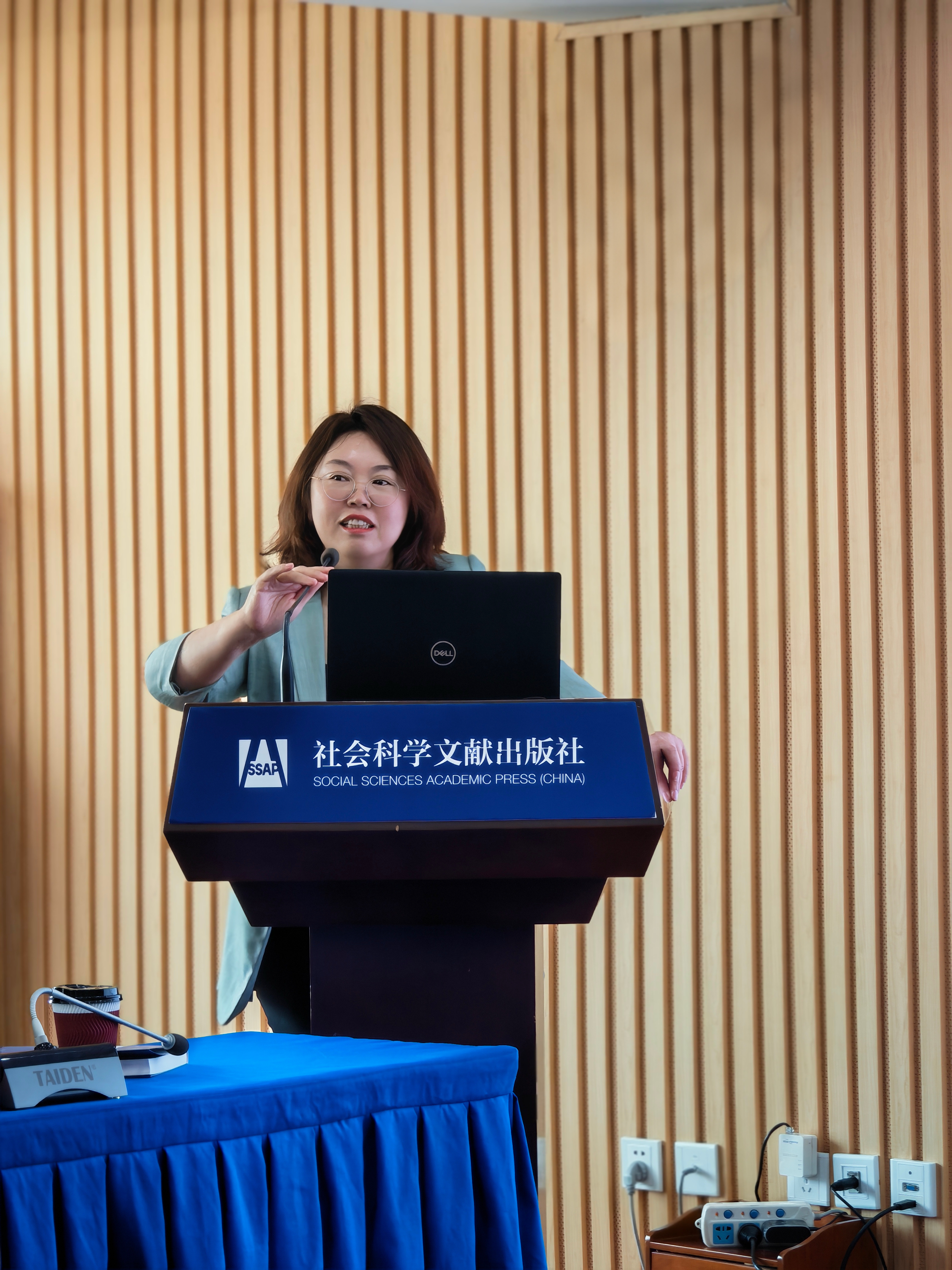 李娜研究员在城市更新主题研讨活动中的留影