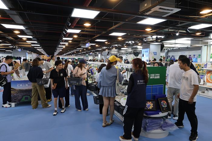 赛事官方纪念品商店颇为热闹 任玉明摄
