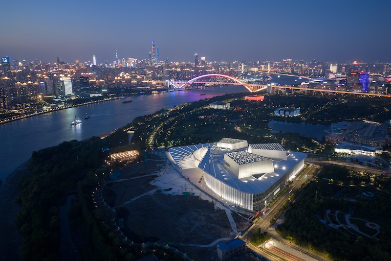 夜色里的上海大歌剧院