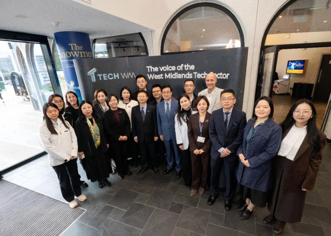 图为中国代表团与西米德兰兹科技集群CEO安迪·海格,COO凯瑟琳·富乐集体合影