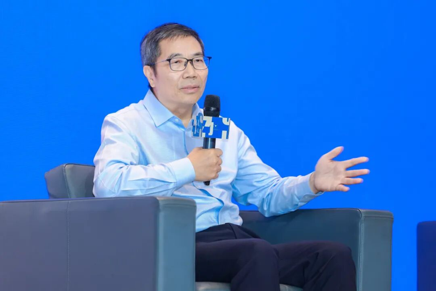 全国政协委员、浙江大学原副校长、管理学院“求是人文”系列课程学术指导罗卫东