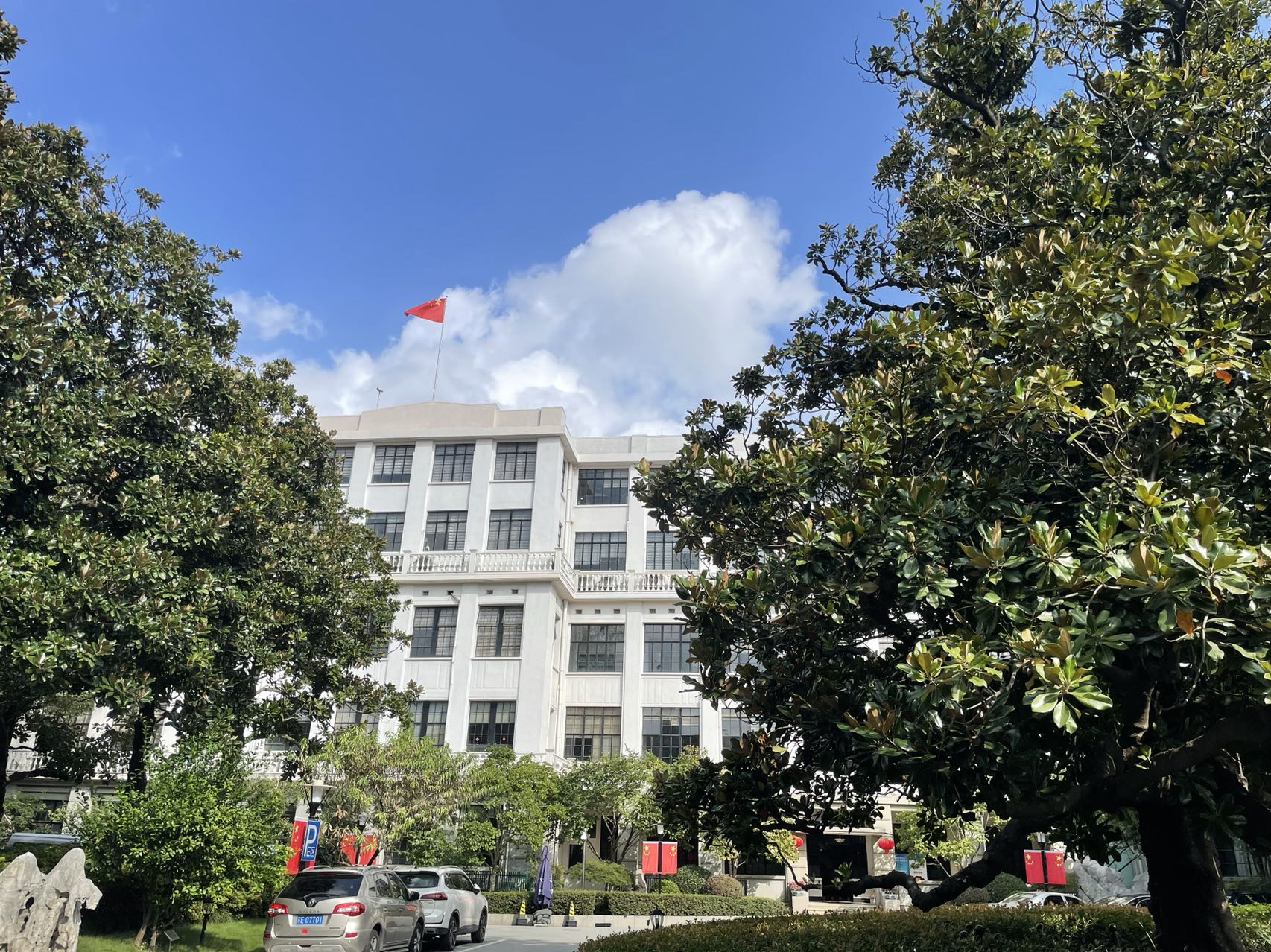 淮海中路上海社会科学院总部大楼即老大楼;经济所办公主场为五楼右半部。