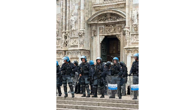 10月18日,警察在意大利米兰大教堂前执勤(受访者拍摄供图)