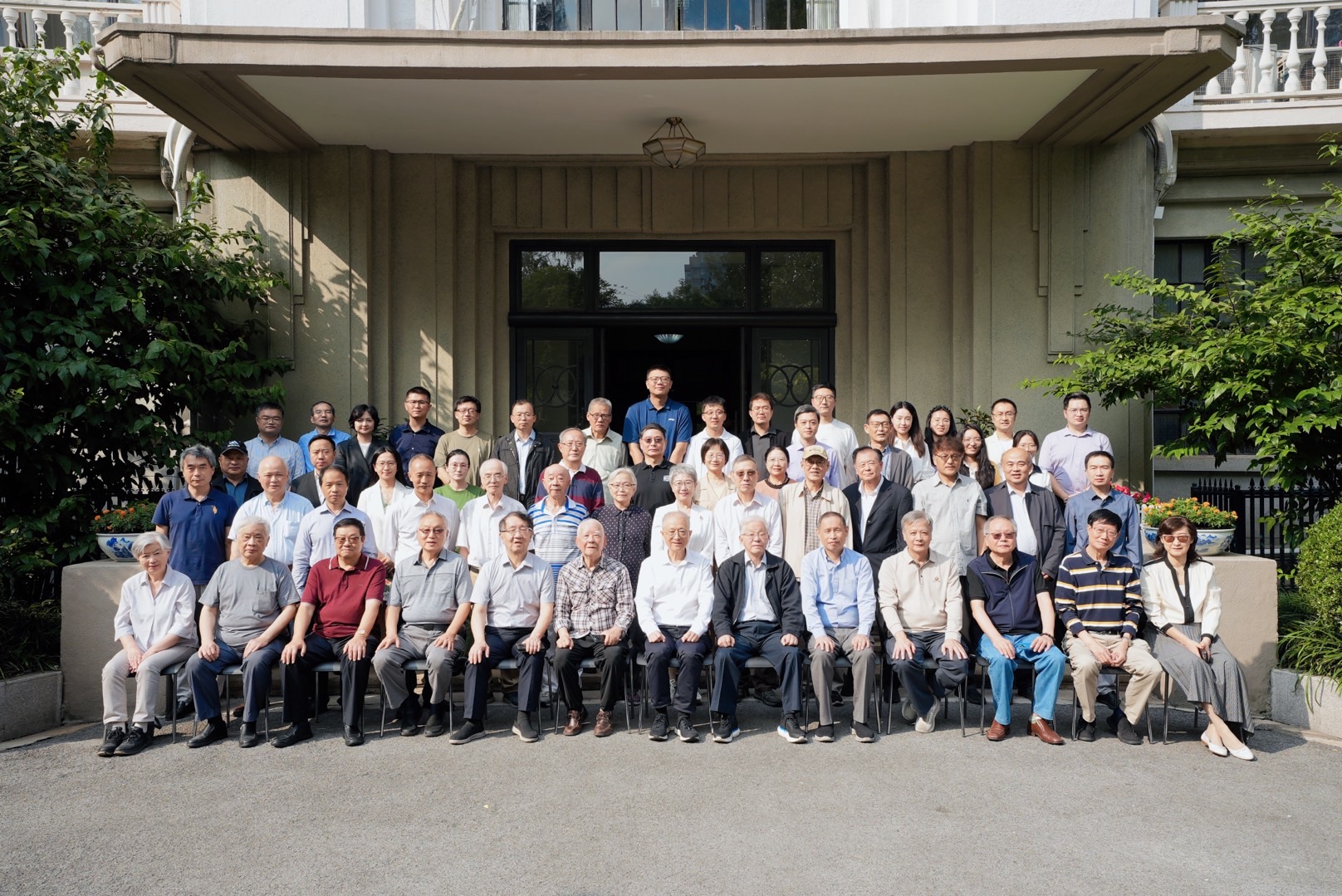 十月十三日,出席经济所七十周年庆典座谈交流会的经济学家们合影留念。前排左六为最长者、九十五岁高龄的童源轼研究员;左七为著名经济学家左学金教授;右五为洪民荣研究员。