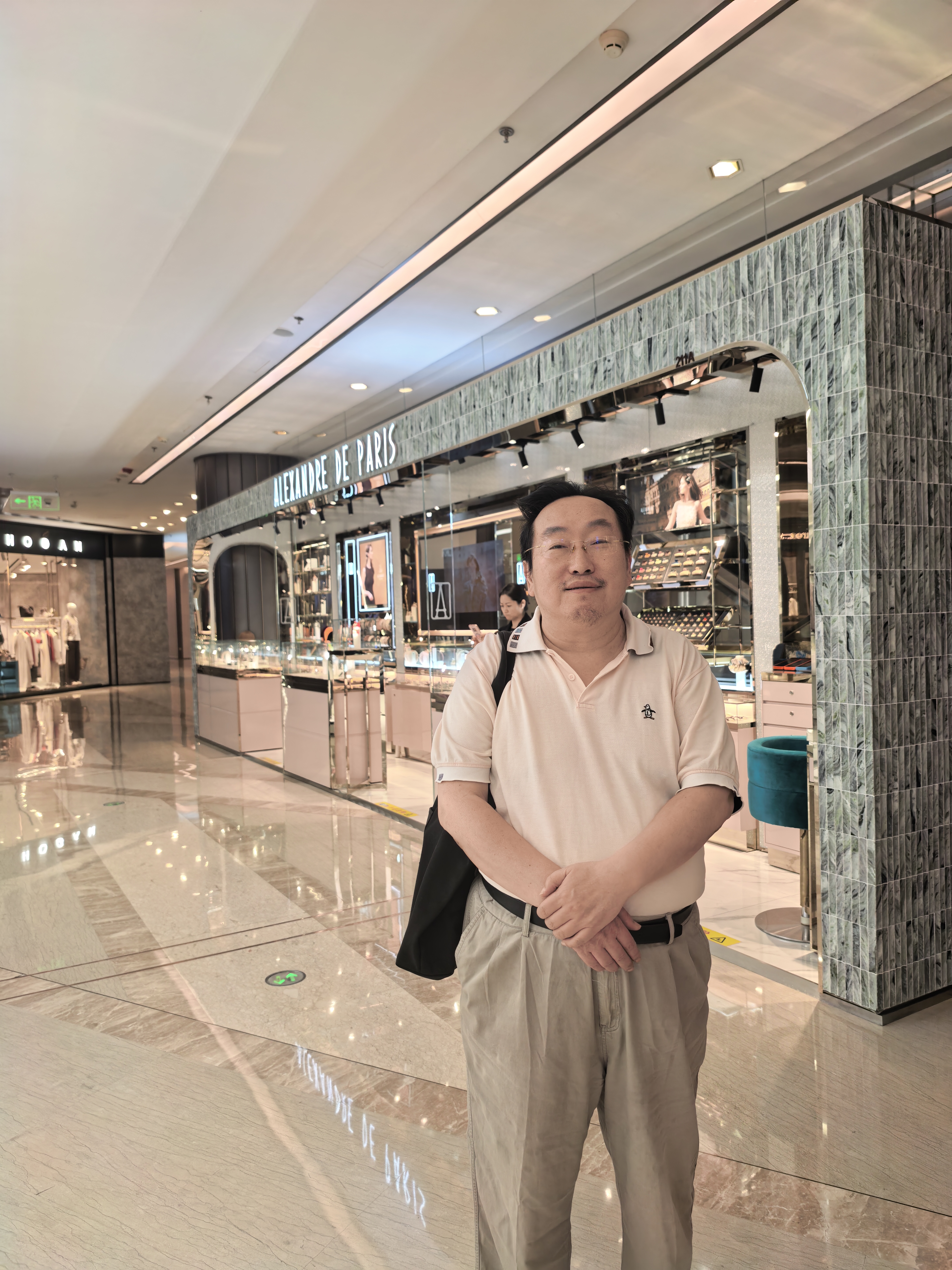 作者在徐家汇调研今年世界城市日主题“城市更新”时的留影
