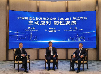 在炉边对话环节,沪港2位企业家展开深度交流。