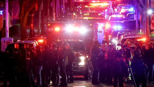 12月13日,应急人员在发生枪击事件的布朗大学内工作(新华社图)