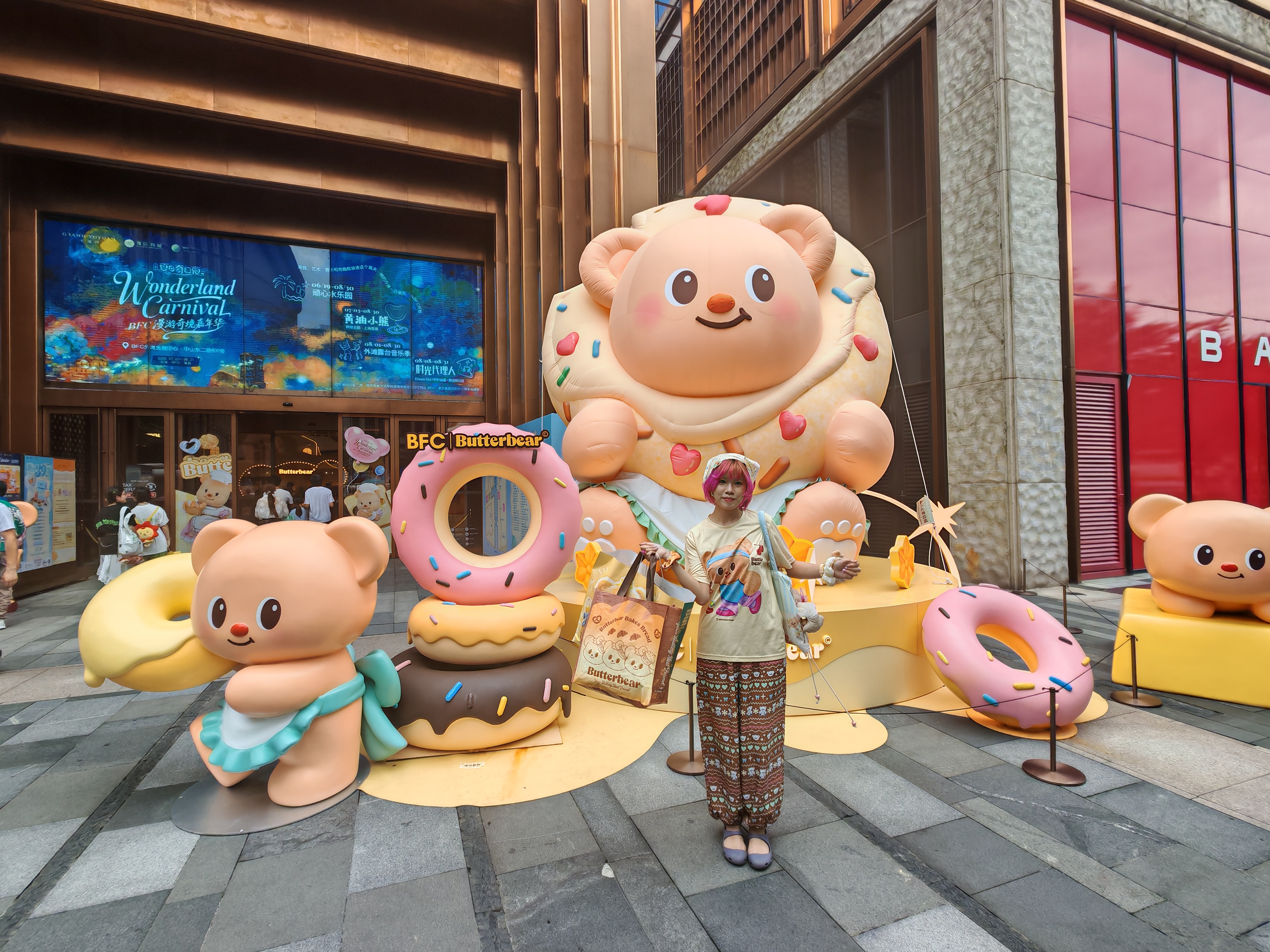 专程为了“黄油小熊烘焙工坊”上海首展远道而来的年轻人
