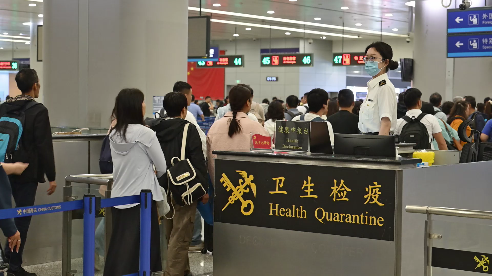 5月30日，上海浦东国际机场海关保障来自哈萨克斯坦奇姆肯特的旅客通关。谢宗赢/摄