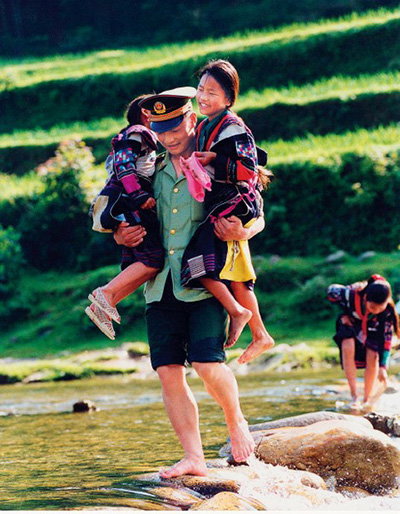 她说:"我叫凤桂鲜,1989年,在社会各界和武警融水中队官兵的共同努力下