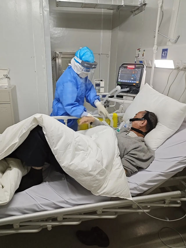 武汉战 疫 日记丨 爷爷 你想婆婆了 我们就帮你打视频电话