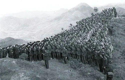1958年志愿军撤离朝鲜前在英雄阵地上甘岭宣誓编辑:赵鹏