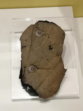 人们珍藏着他军装上烧焦的布片