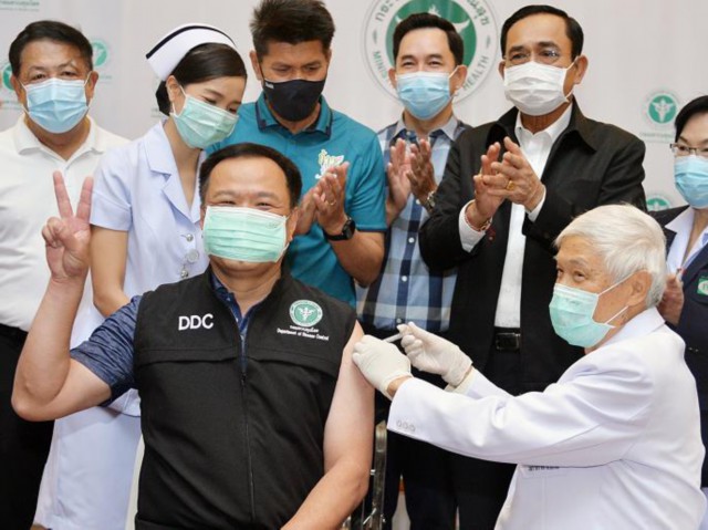 多名泰国政要接种中国新冠疫苗副总理注射时摆出胜利手势