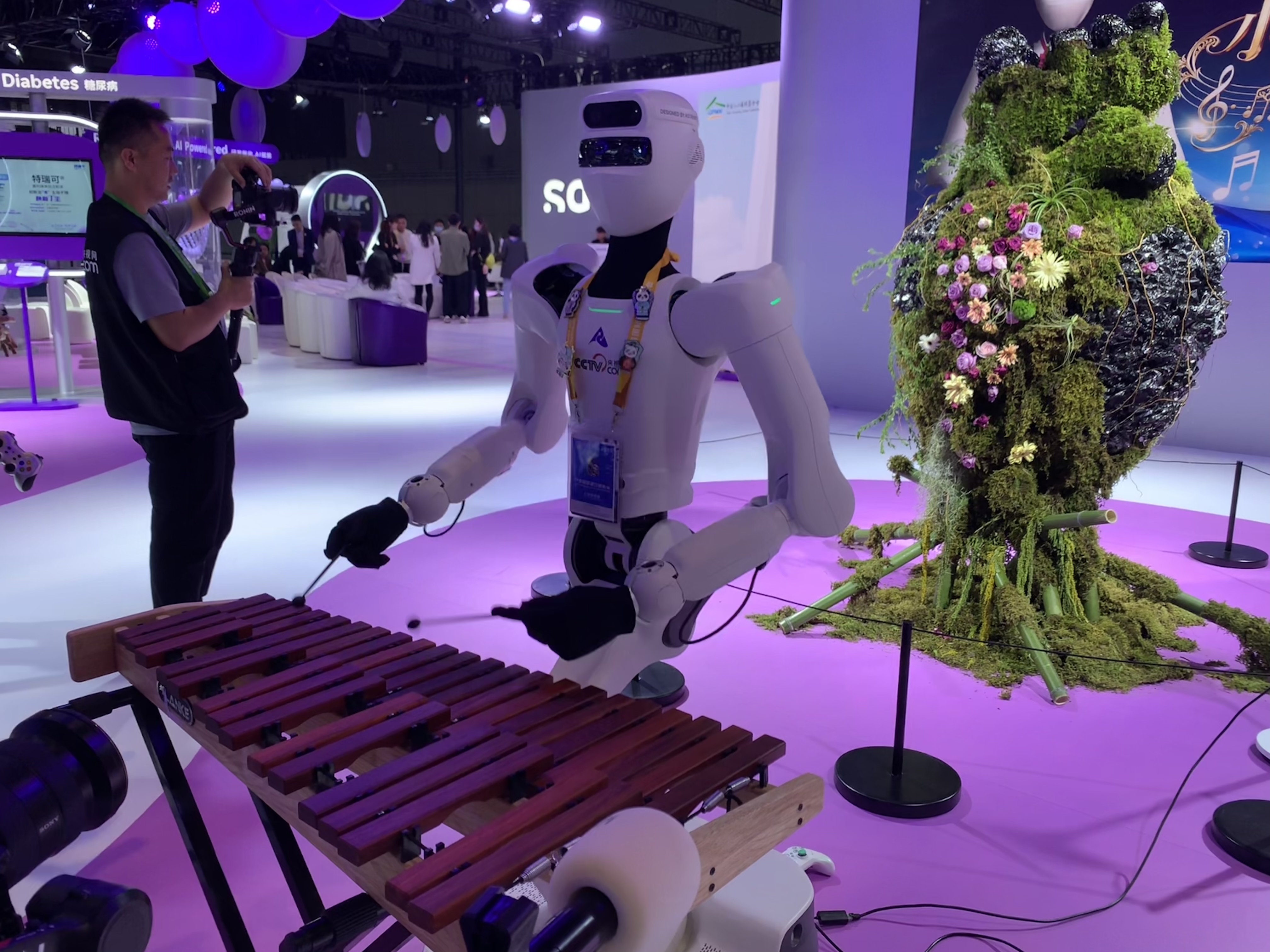 星尘智能的机器人正在奏乐。图片来源:乔心怡