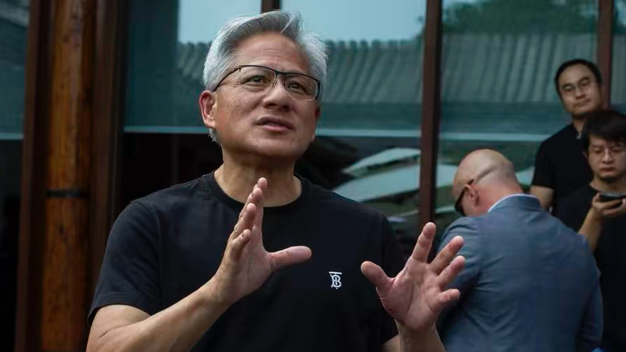 马斯克、黄仁勋同台对话：AI和人形机器人会消除贫困