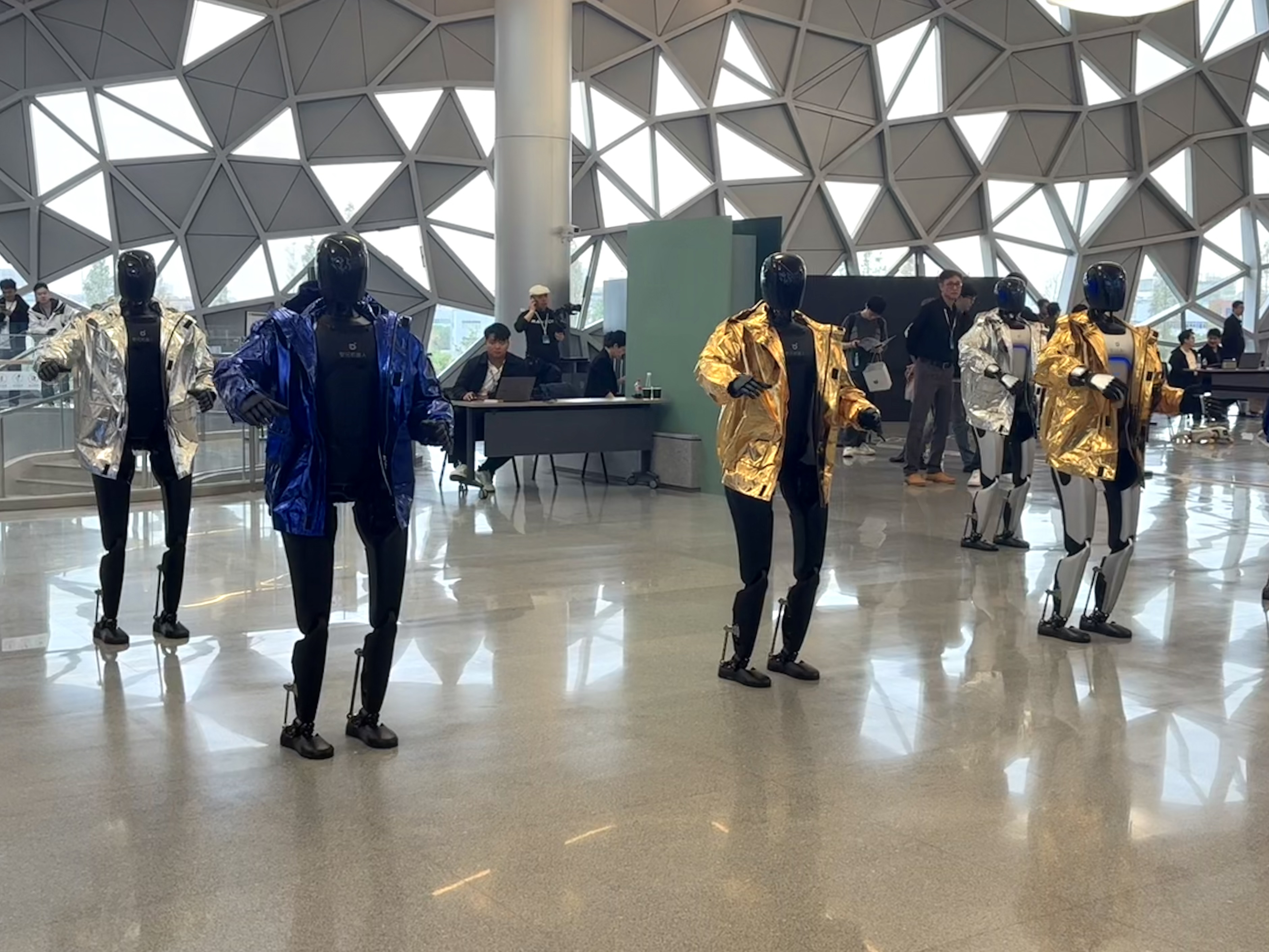 机器人群舞的编舞价格更贵。图片来源:乔心怡