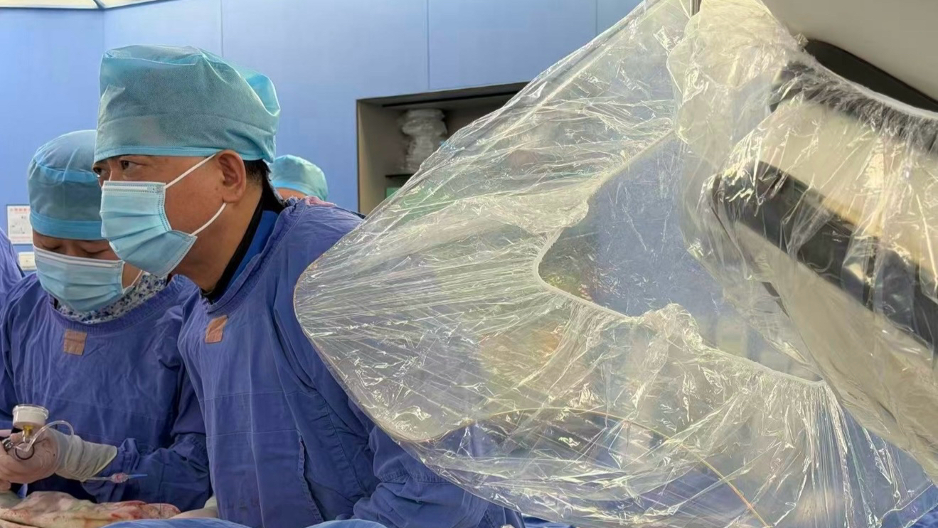 13岁被判“活不过30岁”，跨越万里的生命接力能否打破魔咒｜新春走基层