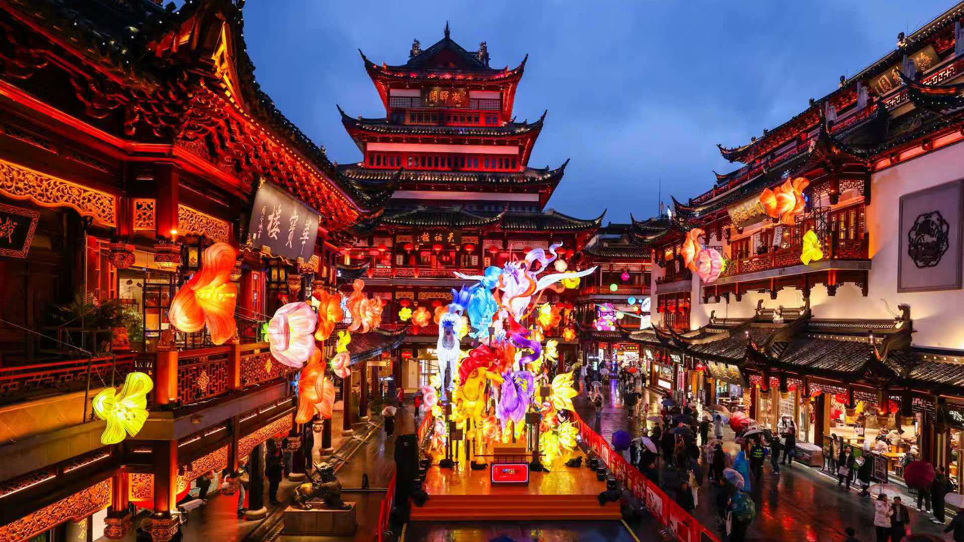 假期首日60岁以上旅客入住酒店增60%，“反向过年”的爸妈涌入北上广深