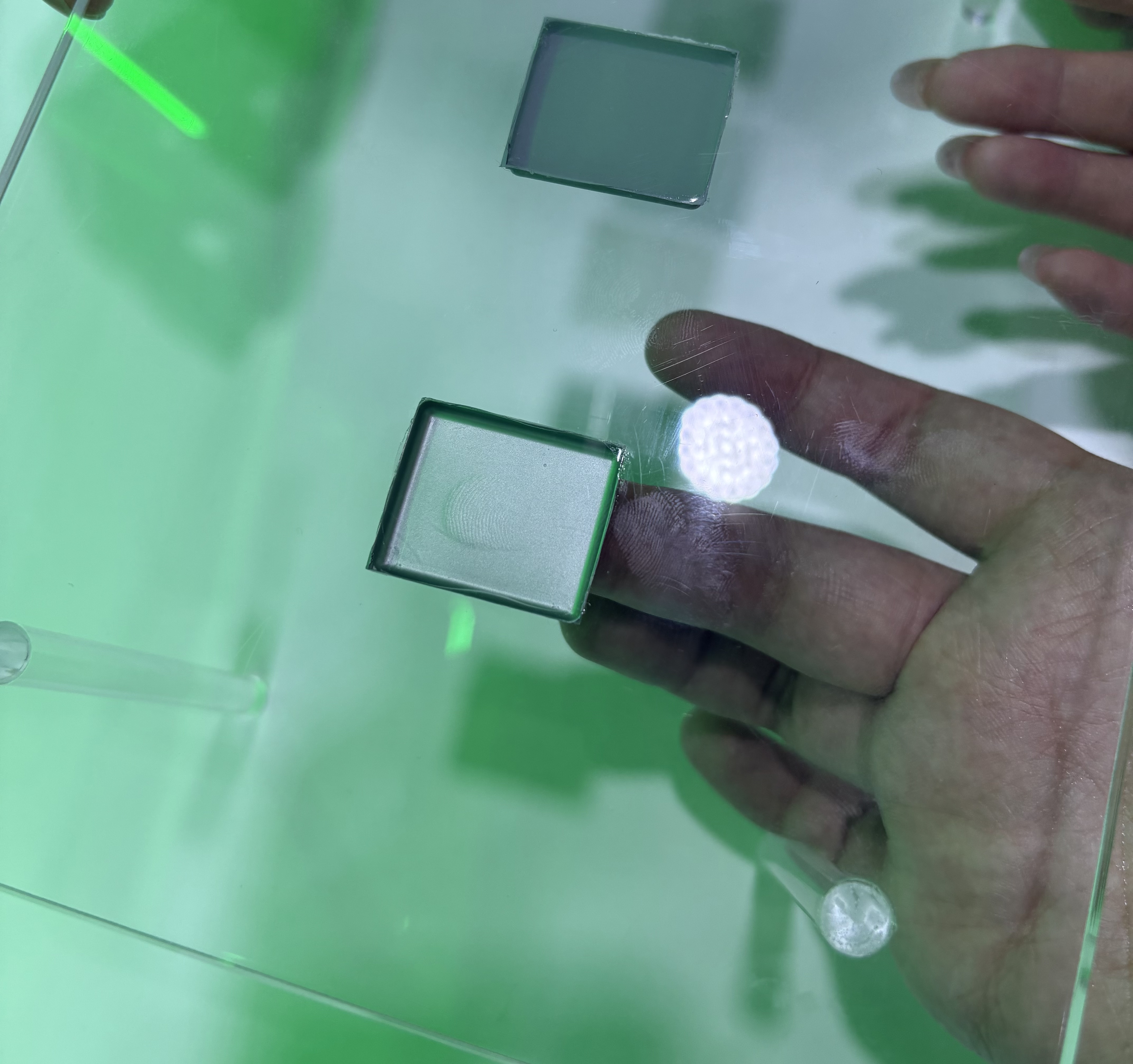 记者在体验一目科技的传感器部件。图片来源：第一财经