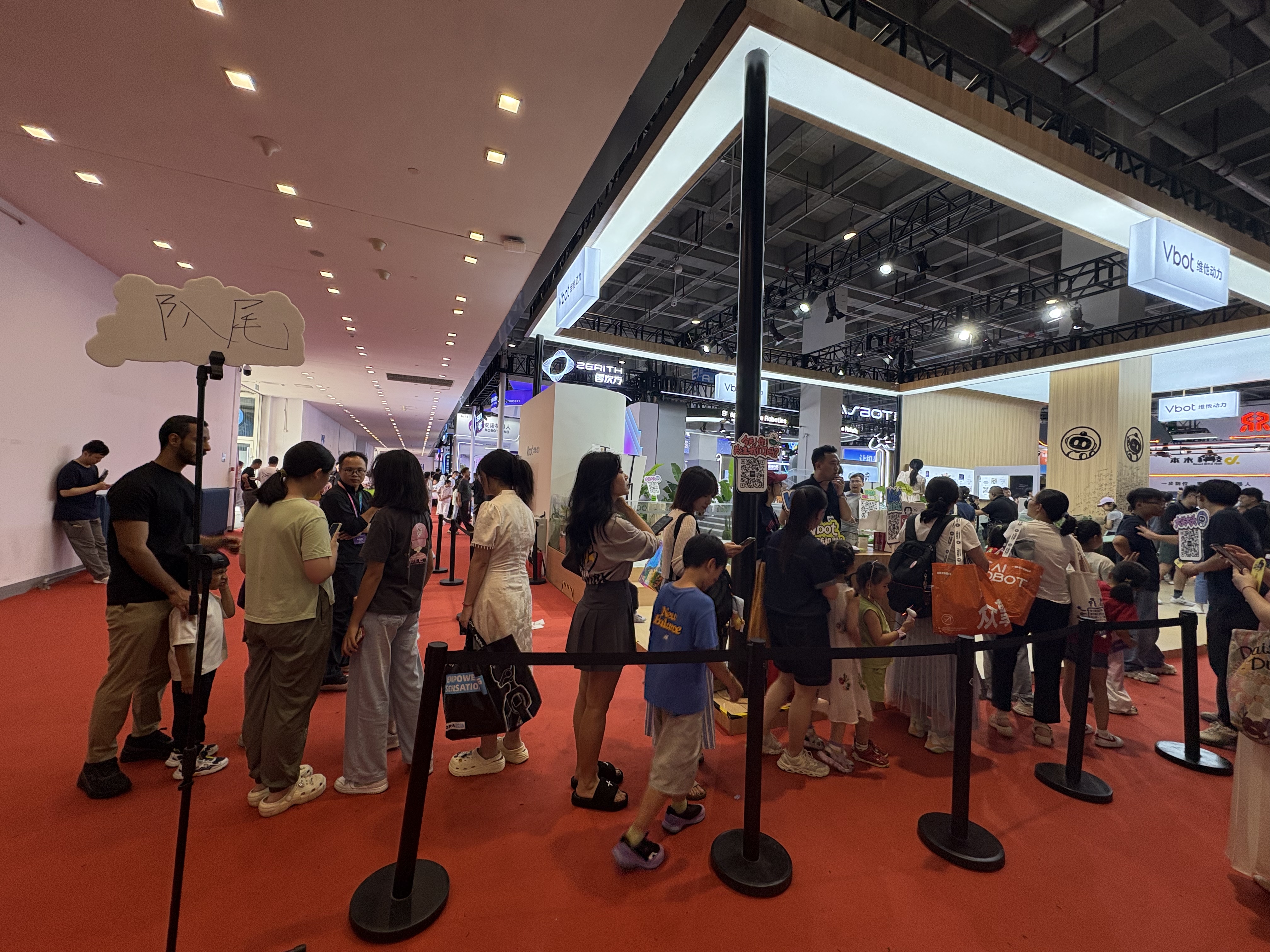 在展台排队等待体验的观众。图片来源：乔心怡
