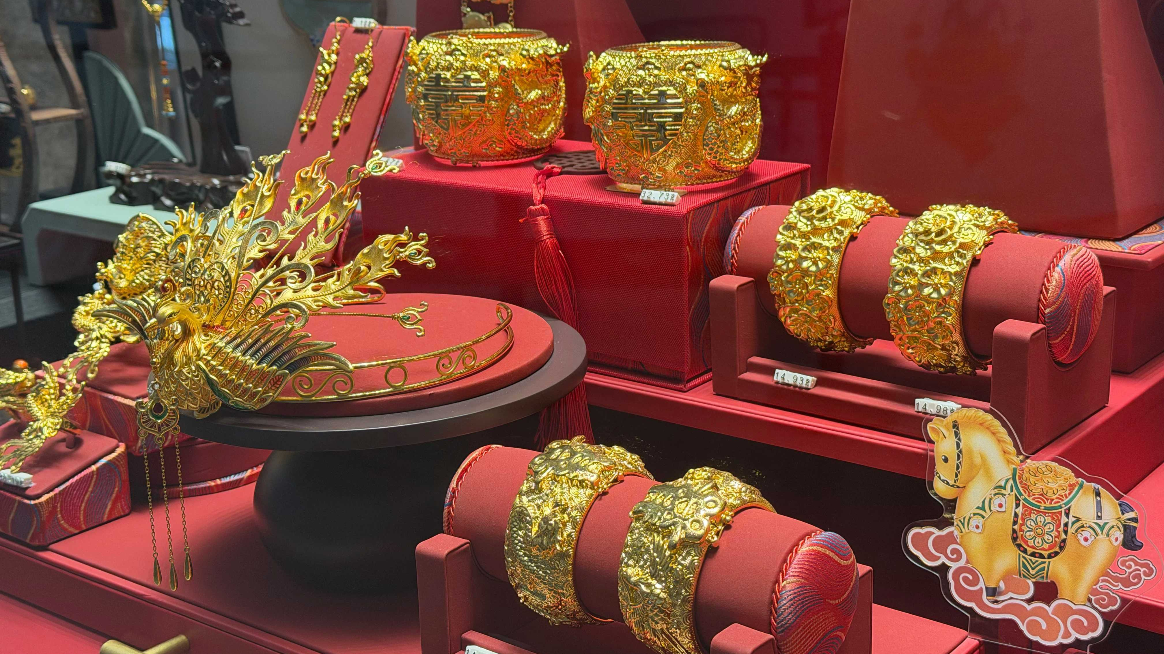 金店一边涨价一边打折，金饰克价冲击1600元大关