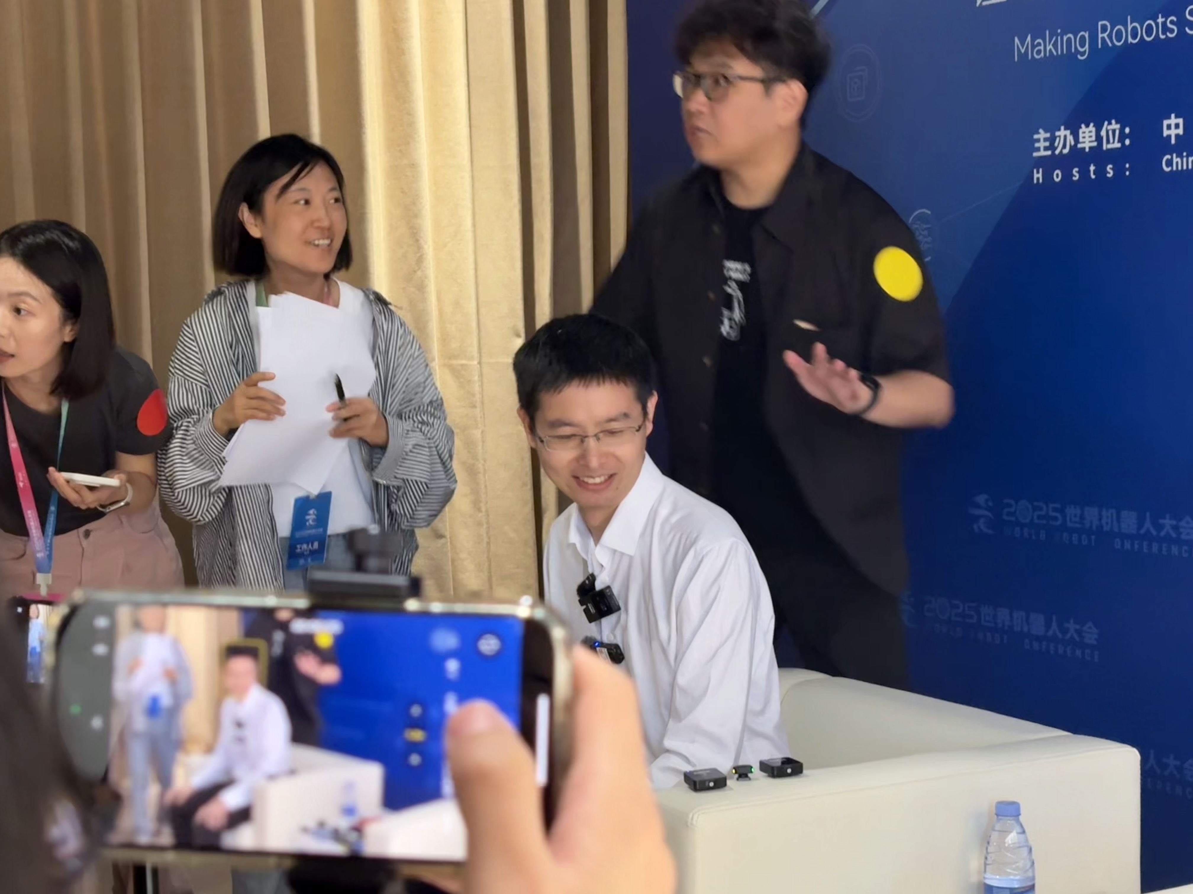 王兴兴接受第一财经等记者采访。图片来源：乔心怡