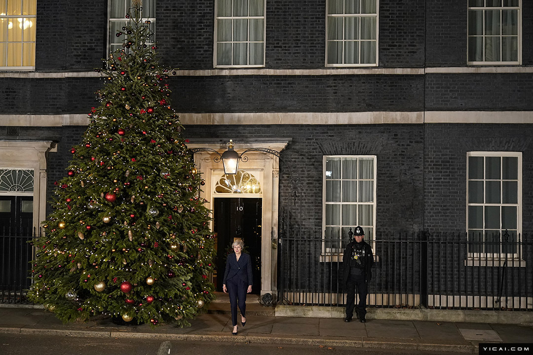 英首相挺过党内不信任投票在唐宁街10号外发表讲话