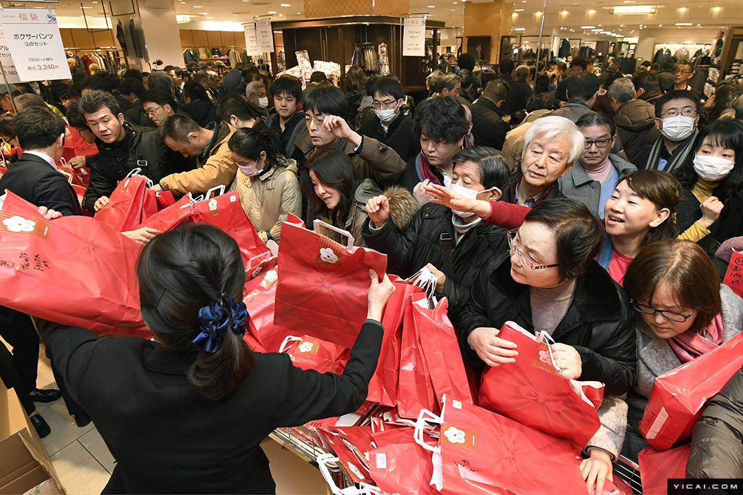 日本商场开售新年福袋 民众排长队抢购