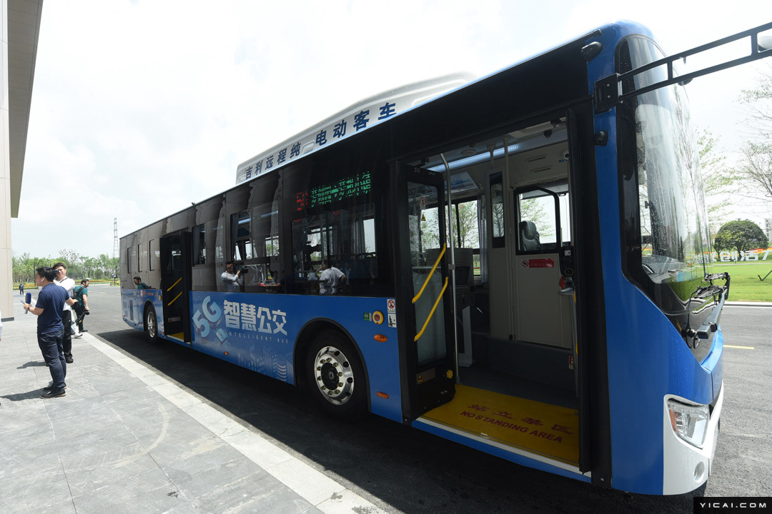 新一代5g智慧公交亮相"双创周" 集成了刷脸支付,5g网络等技术