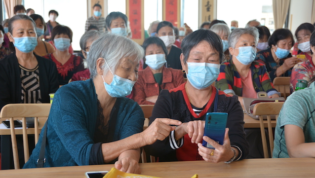 公交改线 上万住户出行成难 要抢“摩的”
