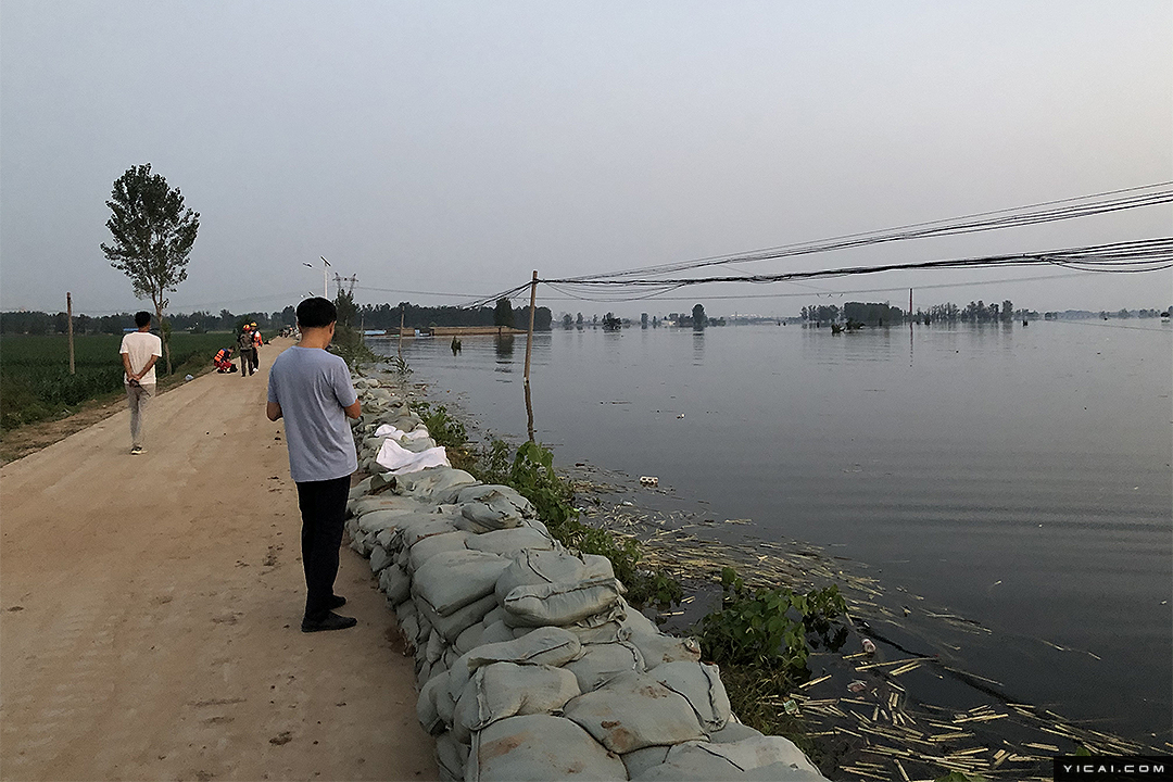 暴雨致河南浚县58.8万人受灾 记者直击泄洪转移现场