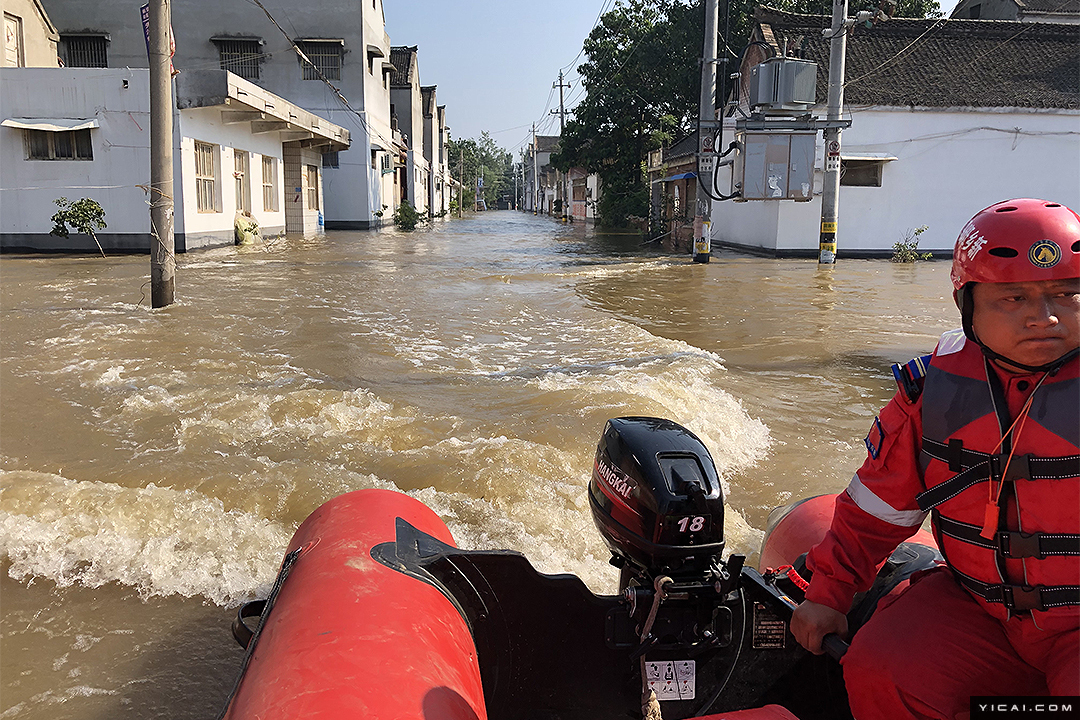 暴雨致河南浚县58.8万人受灾 记者直击泄洪转移现场