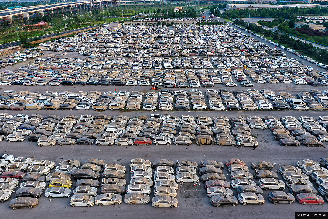 航拍灾后泡水车停车场 7 郑州特大暴雨致约40万辆车受损