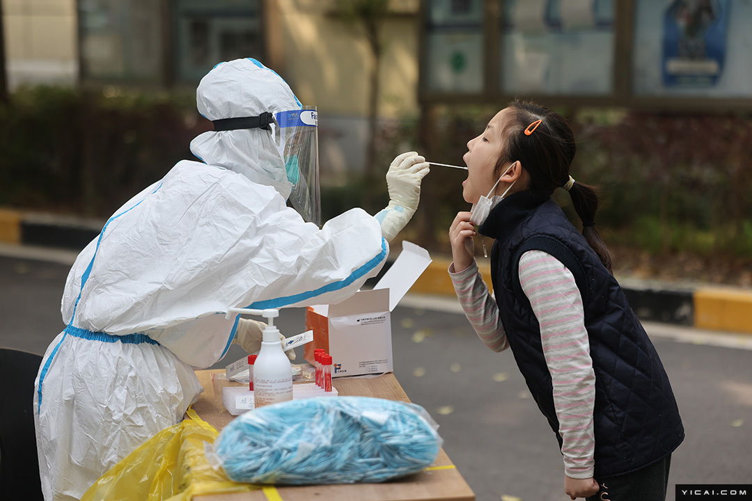 上海疫情近几天呈下降趋势市民有序排队参加核酸检测