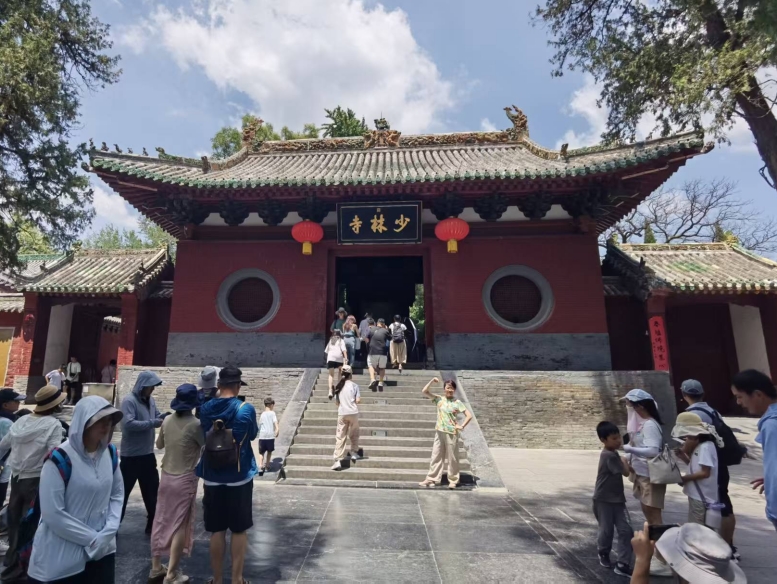 一财记者再探少林寺：微笑挥手的新住持进入围挡的方丈室