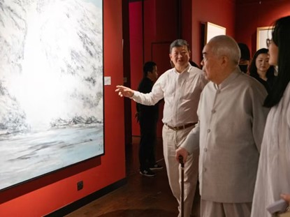 范曾继子发布父亲看展照片，疑似回应失联风波