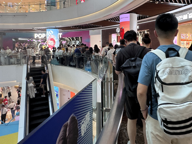 迷你版LABUBU一分钟售罄后，次日自提的消费者排长队