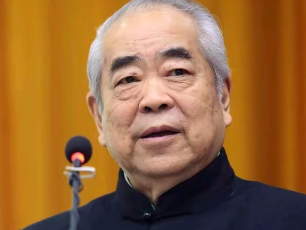 女儿称87岁范曾失联，他是备受争议的国学大师