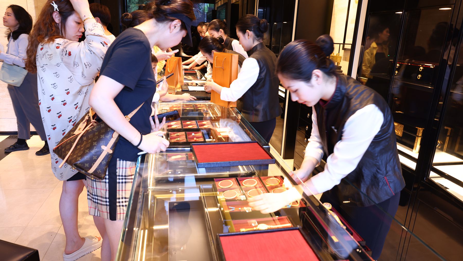 黄金破“次元”，年轻人熬夜加仓买“金谷子”